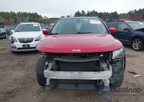 2018 Jeep Compass Latitude 4X4 z USA, uszkodzony, nr VIN 3C4NJDBB7JT176346